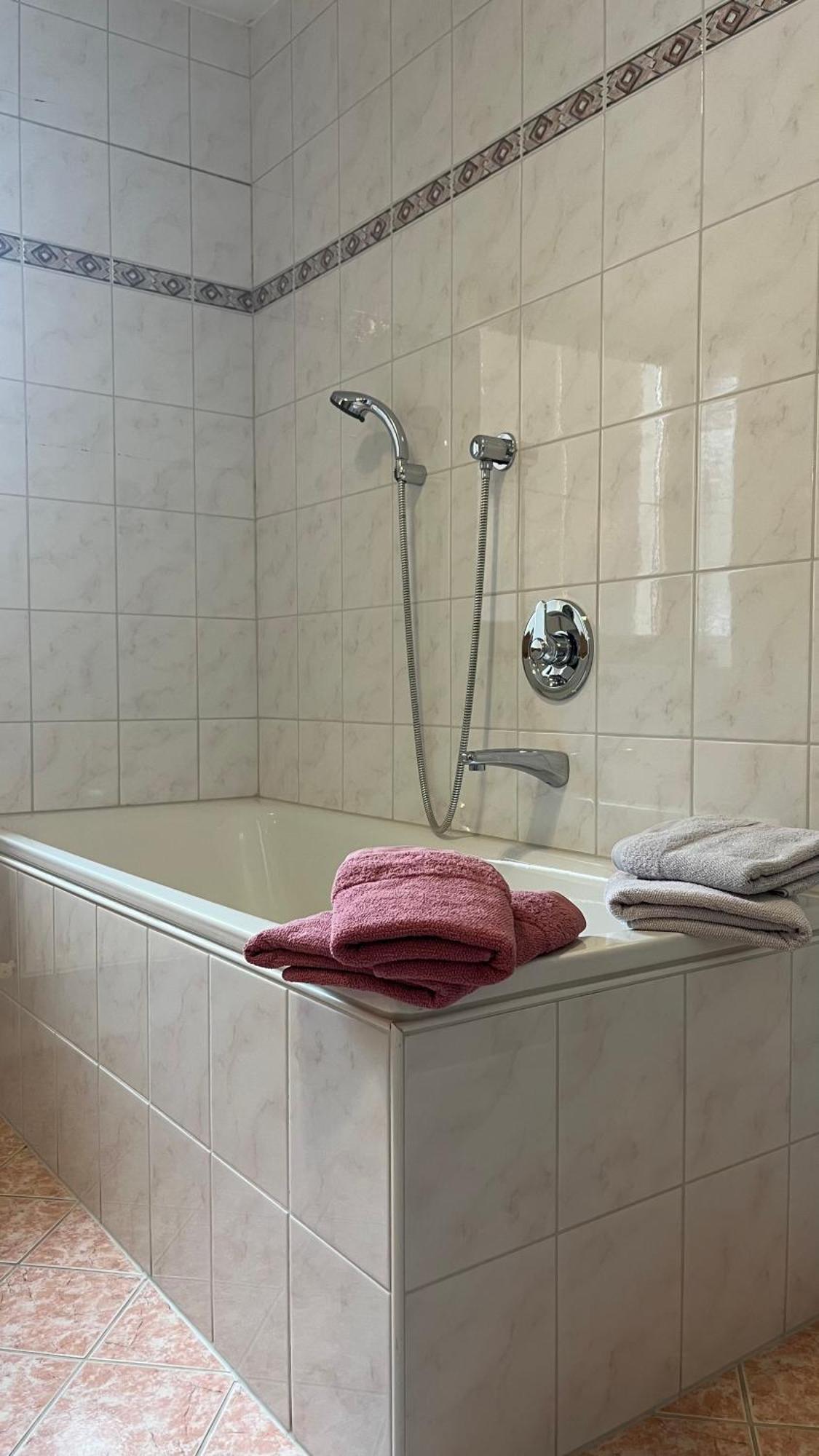 ניוסטיפט אים סטובאיטל Ferienhaus Ahorn מראה חיצוני תמונה